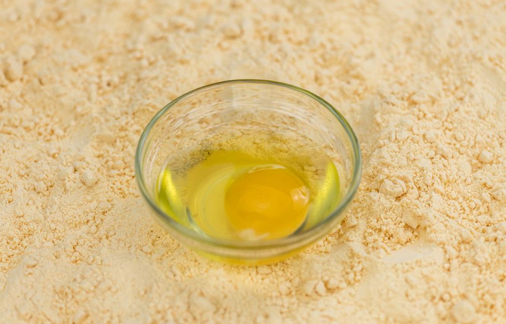 A bowl of fresh egg on powdered eggs