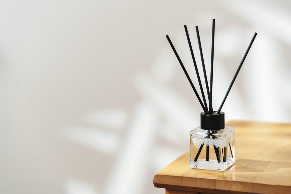 Reed diffuser with black sticks