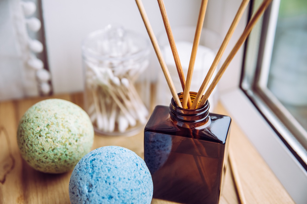 diffuser with wood sticks