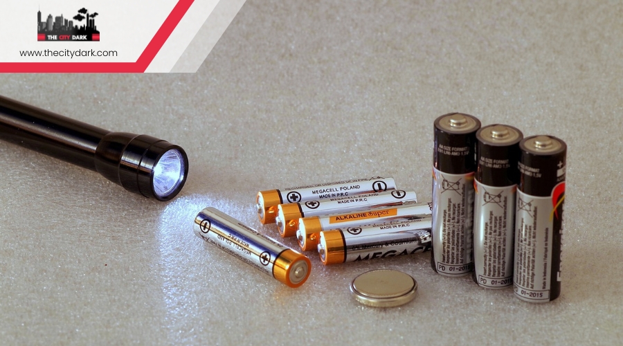 What Are the Best Flashlight Battery Types and Storage Methods?